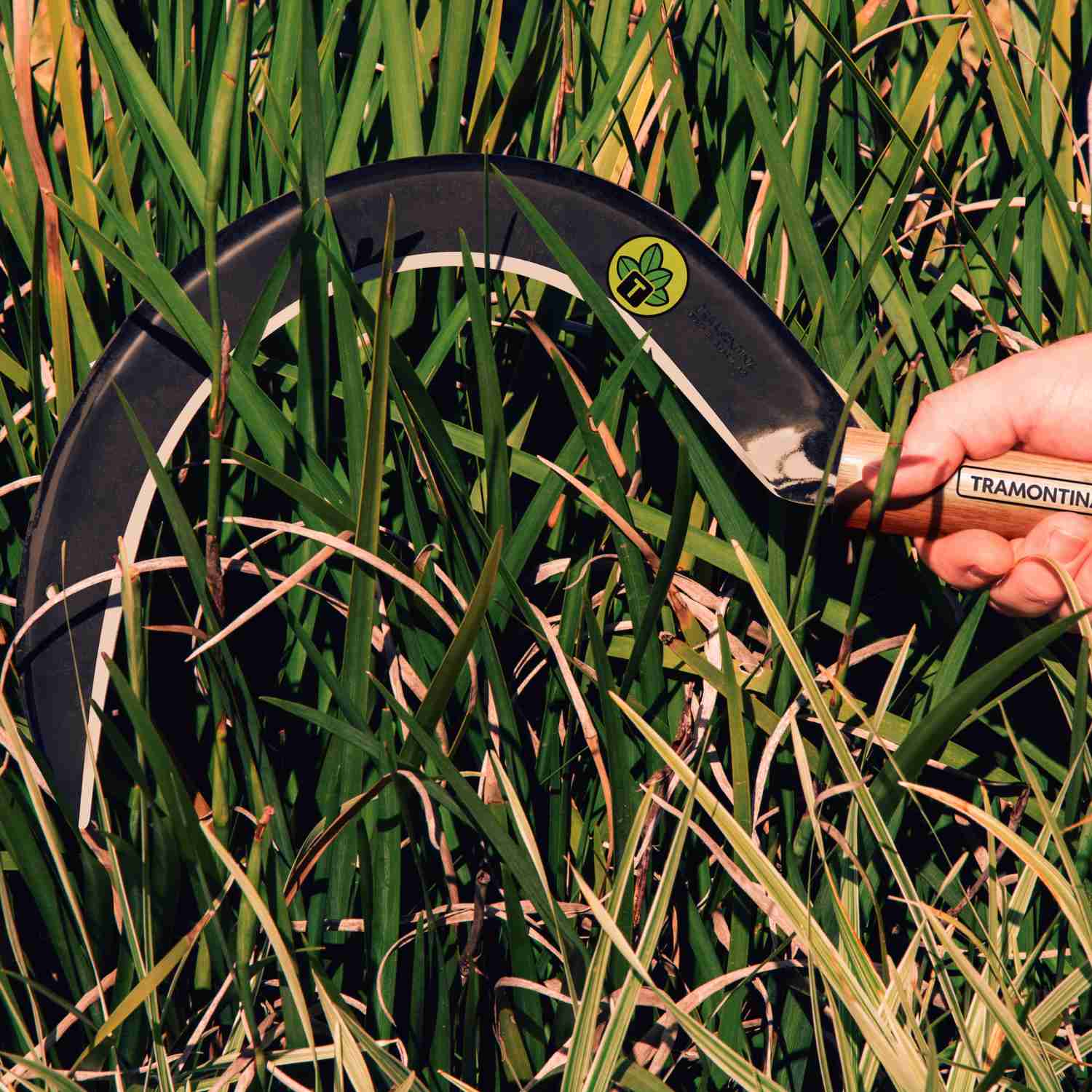 Hoz para pasto mango de madera Tramontina - Imagen 2